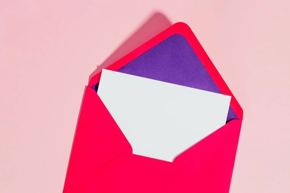 Gros plan sur une page de carnet où Social Media Marketing est écrit à la main.